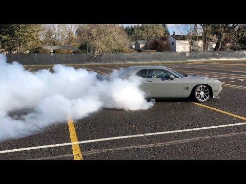 HUGE BURNOUT!!!  2017 Dodge Challenger 6.4 Hemi Scatpack 2021