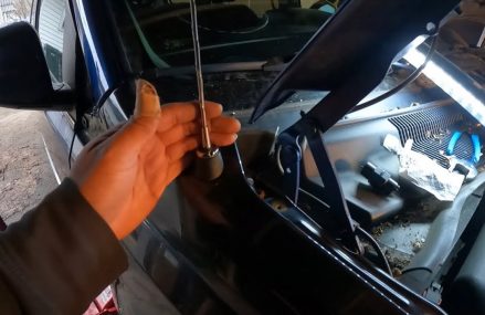 Dodge Grand Caravan Antenna Lock Removal From New York City 10082 NY